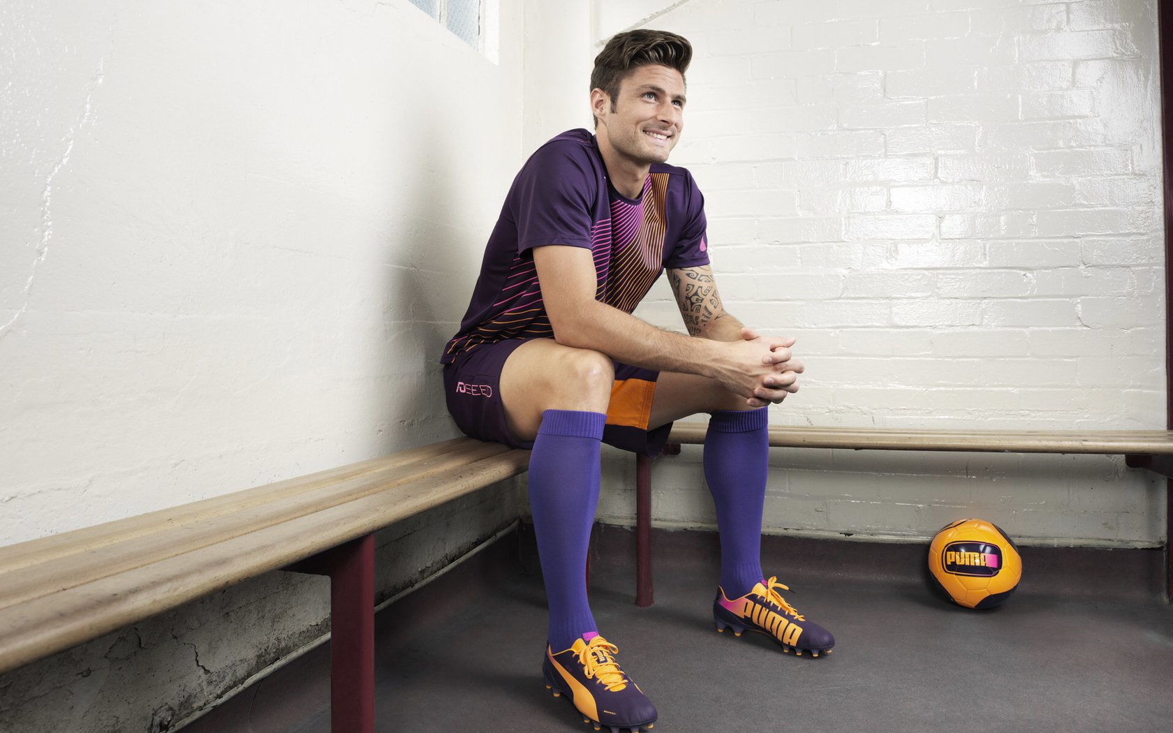 九游娱乐(jiuyou)官方网站-主力球员高强度对抗中保持技术动作稳定展现专业素养，防守球员主动对抗进攻球员